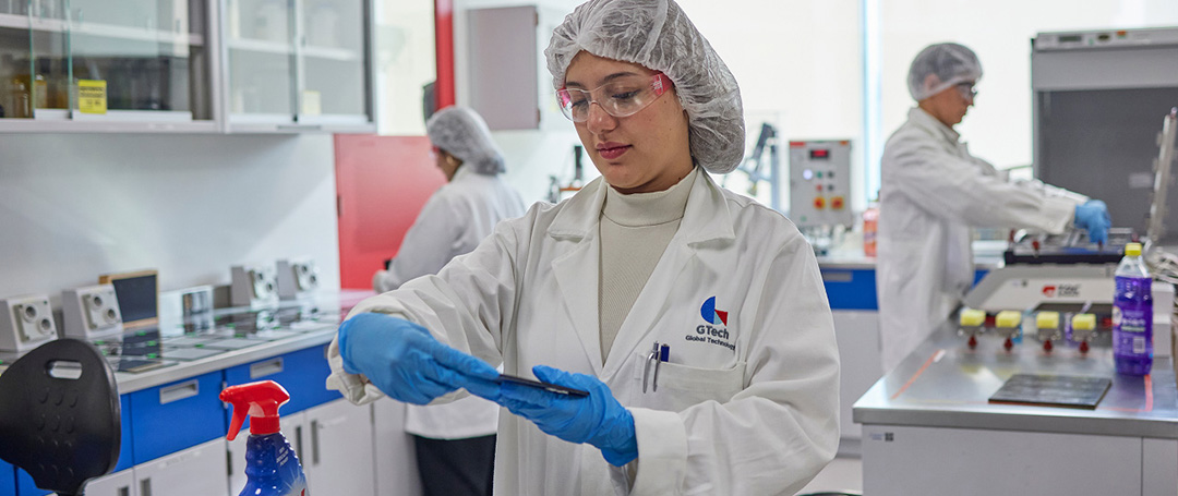 Grupo de científicos en un laboratorio probando productos nuevos e innovadores para los consumidores.
