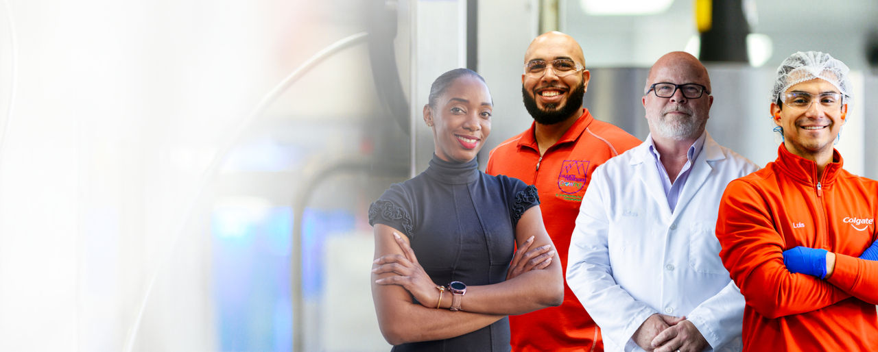 Un grupo diverso de empleados de Colgate-Palmolive que representa el compromiso con la inclusión y la diversidad.